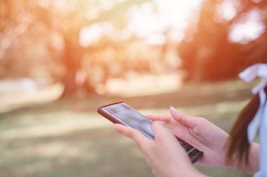 Sosyal medya pazarlama kavramı. Kadınlar akıllı telefon daktiloyla yazarak, sohbet ederek sohbet ediyorlar. Sohbet kutusu simgelerinde ortaya çıkıyorlar.