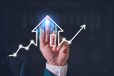 İş adamı el işaretleriyle sanal gayrimenkul ve ok çizelgesi ile gayrimenkul yatırım konsepti enerji verimliliği değerlendirmesi ve emlak değeri, sanal ekranlarda emlak çevrimiçi