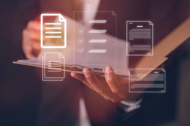 Belge veri sistemi Raporu HR teknolojisi kavramsal işadamı müdürünün elinde pano var beyaz belge raporları modern ofis simgesi