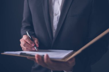 Belge imzalayan işadamı Belge Veri Sistemi Raporu HR Teknoloji Veri Analizi, Pano belgelerini imzalayan adam raporları okuyan ya da iş performans raporunu gözden geçiren