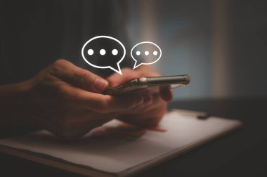 Çevrimiçi ticaret ve Sosyal Medya Adam veri tablosunu analiz ediyor ve uygulama iletişimi dijital web ve sosyal ağ kavramında akıllı telefon yazımı kullanıyor. Sosyal medya uygulaması sohbet kutusu