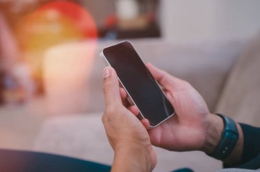 Sosyal medya pazarlama kavramı. İş adamı eli akıllı telefon yazma, sohbet kutusu simgelerindeki sohbet konuşmalarını kullanıyor, telefon kullanarak müşteri hizmetleri değerlendirmesi yapıyor