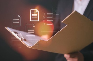 Belge veri sistemi Raporu HR teknolojisi İş Adamı Yöneticisi kavramı kontrol listesi çalışanı işyeri ile pano tutuyor beyaz belge raporları modern ofis simgesi