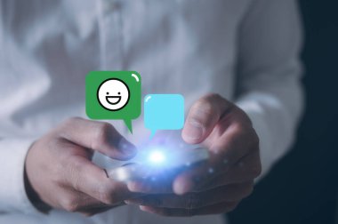 Sosyal medya adamının eli akıllı telefon kullanarak canlı sohbet yazarak uygulama iletişimi dijital web ve sosyal ağ kavramında sohbet ediyor. Sosyal medya uygulaması sohbet kutusu