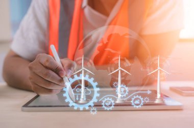 Sanal rüzgar türbinli tablet ve kalem kullanan bir mühendis küresel ısınma ikonlarıyla birlikte CO2 emisyon kavramını azaltarak küresel ısınma enerjisini sınırlamak için karbon ayak izi iklim değişikliği