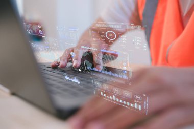 İş süreçleri ve verilerin dijital dönüşüm teknolojisi stratejisinde DevOps mühendisi, işlemleri optimize et ve otomatik hale getir, müşteri hizmetleri yönetimi, veri tablosu ile İşadamı çalışması