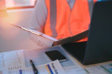 Belge, belge, belge yönetim sisteminde çalışan bir mühendis veya ustabaşı