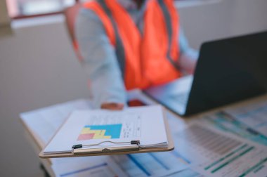 Belge, belge, belge yönetim sisteminde çalışan bir mühendis veya ustabaşı