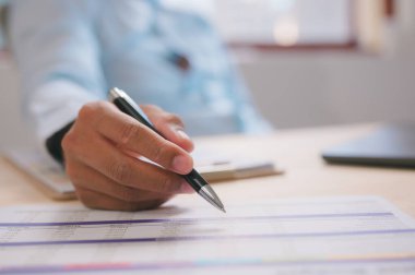 Belge yönetimi, dosya ve veri yönetimi, fatura giderleri, günlük harcamalar, doküman ve bilgisayar dizüstü bilgisayarı ile meşgul masa kullanımı ile İdari Verimlilik İşadamı