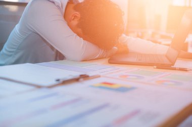 Aşırı çalışmaktan yorgun düşmüş bir adam ofiste masa başında uyuduğunu hissetti.