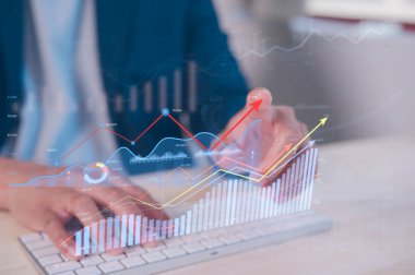 Bilgisayar klavyesi analitik iş verilerini kullanarak veri grafiklerine işaret eden işadamı analizi