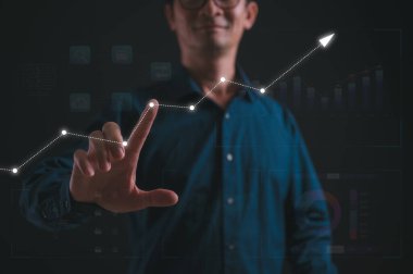 İşadamı ya da tüccar ticarete yatırım yapmak için büyüyen bir ok gösteriyor. planlama ve strateji, borsa, iş büyümesi, ilerleme veya başarı kavramı