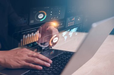 İş süreçleri ve verilerin dijital dönüşüm teknolojisi stratejisinde DevOps mühendisi, işlemleri optimize et ve otomatik hale getir, müşteri hizmetleri yönetimi, bilgisayar ve grafik diyagramı kullanan adam