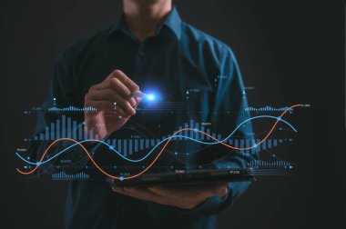 İş süreçleri ve verilerin dijital dönüşüm teknolojisi stratejisinde DevOps mühendisi, işlemleri optimize et ve otomatik hale getir, müşteri hizmetleri yönetimi, veri tablosu ile kalem çalışması kullanan İşadamı