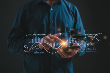 Dijital dönüşüm teknolojisi iş süreçleri ve verileri DevOps mühendisi, optimum ve otomatik işlemler, müşteri hizmetleri yönetimi, veri tablosu ile akıllı telefon çalışması kullanan iş adamı