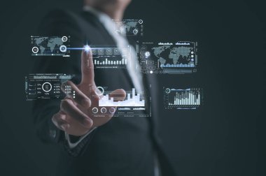 Yatırım finansal konsepti Business finanse veri analizi grafiği. Finansal yönetim teknolojisi. Sanal ekranda KPI Kontrol Paneli kullanan danışman, veri grafiklerine işaret eden işadamı