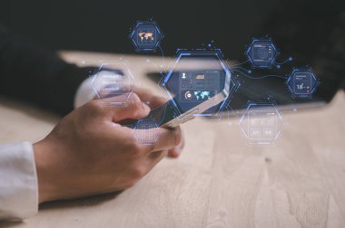Akıllı ev aletlerini kontrol etmek için akıllı telefon uygulaması kullanan bir iş adamı, mobil iş çözümlerine yapay zeka entegrasyonu. Yapay zekaya sahip akıllı cep telefonu, teknoloji sunumları için ideal.