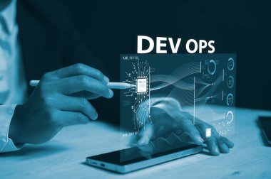 DevSecOps Yazılım Geliştirme döngüsü programlama kavramı, yazılım geliştirme bilişim işlemleri, çevik metodoloji ortamında kalem akıllı telefonu ve teknoloji simgeleri kullanan adam, sistem ile kodlayıcı sysadmin çalışması