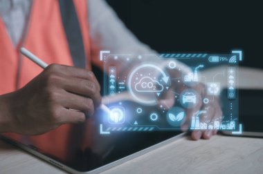 Sanal modern bilgisayar ve kalem kullanan mühendis el küresel ısınma ikonları ile CO2 emisyon kavramını azaltarak küresel ısınma enerjisini sınırlamak için karbon ayak izi iklim değişikliği