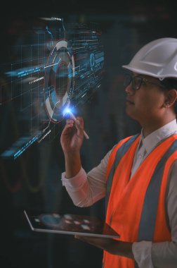 DevSecOps Yazılım Geliştirme döngüsü programlama konseptinde tablet ve kalem kullanarak sabit şapka ve turuncu yelek giyen mühendis, yazılım geliştirme bilişim işlemleri çevik metodoloji ortamı