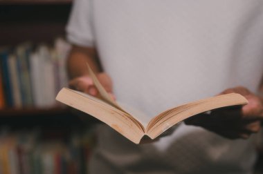 Bilgi kavramında kitap tutan bir adam güçtür. Kendi kendine eğitim bilgisi ve iş eğitimi kavramı. Evde online sınıf e-öğrenimi fikri