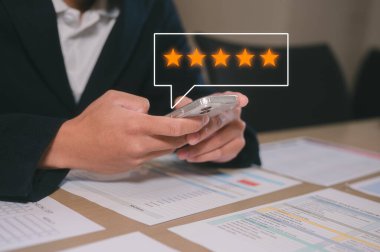 Müşteri memnuniyeti anket hizmeti konsepti, akıllı telefon hizmeti kullanan müşteri kalite için beş yıldız ve alıcıdan iş itibarı sıralaması için geri bildirim değerlendirmesi yap