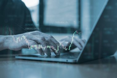 Bir e-posta, iletişim ya da çevrimiçi kodlama için dizüstü bilgisayardan çalışan işadamı, iş planı ve yatırım ticaret grafikleri hazırlayan girişimci, merkez büroda dizüstü bilgisayar üzerinde çalışırken