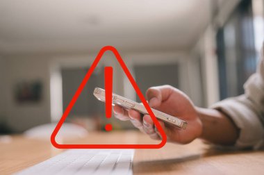 Risk yönetimi internet ağ güvenliği kavramı, akıllı telefon tutan adam ve uyarı uyarı uyarı işareti bildirim hatası ve bakım, e-belge veri koruması