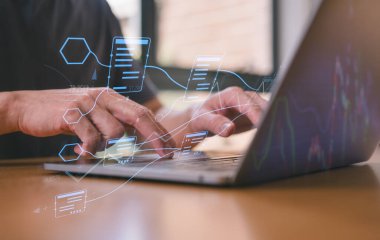 Eller dizüstü bilgisayarda fütüristik dijital arayüz ve veri akışı hologramı ile yazarken, büyük veri analizleri, bulut hesaplaması, fintech ve yapay zekayı temsil eder.