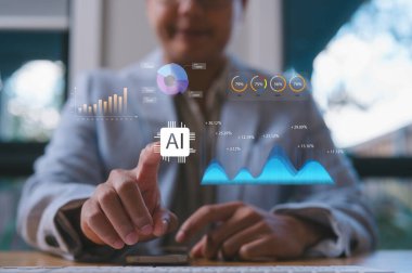 Yapay zeka ajanları ile çalışan adam dijital kontrol paneli ve analitik grafikler, günlük veri yönetimi için yapay zeka desteğini temsil eden veri görselleştirme ve komut komutlarını gösteriyor