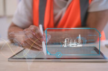 Veri bilimi, yapay zeka, bulut hesaplaması, IOT, akıllı endüstri ve dijital dönüşümü temsil eden fütüristik arayüzle tablet üzerindeki büyük veri ve dijital analizleri inceleyen mühendis.