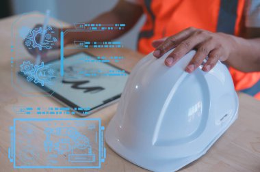Teknoloji, inşaat, dijital yenilik ve akıllı endüstri alanlarında iletişim ve dijital yenilik için yapay zeka simgeleri içeren tablet kullanan mühendis.