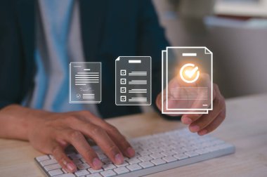 Klavyede klavye ile pratik ve politika kavramında sanal ekrana işaret eden işadamı, prosedür şirketi maddeleri dernek Koşulları ve Koşullara Uyum kuralları ve yasa düzenlemeleri