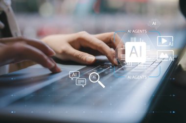 Kafede oturan kadın yapay zeka otomasyonunu, robotiği, veri işlemeyi ve akıllı teknoloji yeniliklerini temsil eden yapay zeka konsepti için tablet kullanıyor.