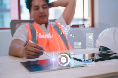 Chatbot, makine öğrenmesi ve veri analizini gösteren fütüristik yapay zeka arayüzü olan kalem ve tablet kullanan mühendis. Yapay zeka, otomasyon, dijital dönüşüm ve teknoloji kavramı