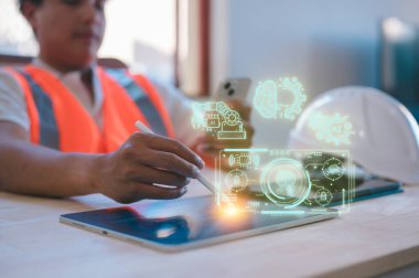 Chatbot, makine öğrenmesi ve veri analizini gösteren fütüristik yapay zeka arayüzü olan kalem ve tablet kullanan mühendis. Yapay zeka, otomasyon, dijital dönüşüm ve teknoloji kavramı