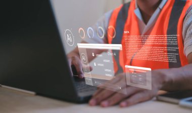 Fütürist yapay zeka arayüzü olan bilgisayar bilgisayarı kullanan mühendis sohbet robotu, makine eğitimi ve veri analizi gösteriyor. Yapay zeka kavramı, otomasyon, dijital dönüşüm teknolojisi.