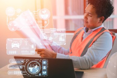 İnsan ya da mühendis, elinde ESG 'nin sosyal yönetim işleriyle ilgili veri tablolarının olduğu kağıt çizimleriyle gülümsüyor. Kuruluş sürdürülebilir kalkınma çevre ve iş