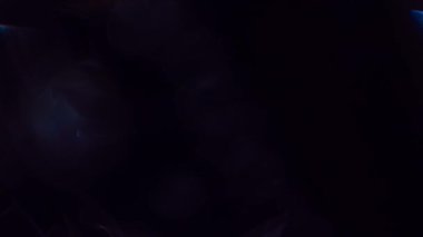 Gece şehrinde ışık saçar.