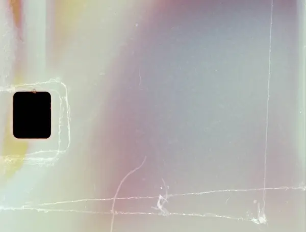 Yumuşak bir ışık sızıntısı ve sıcak film yanığı içeren gerçekçi film dokusu. Retro görsel projeler, kaplamalar ve klasik film estetiği için mükemmel. Klasik film çerçevesinde ışık sızıntısı olan film yanığı.