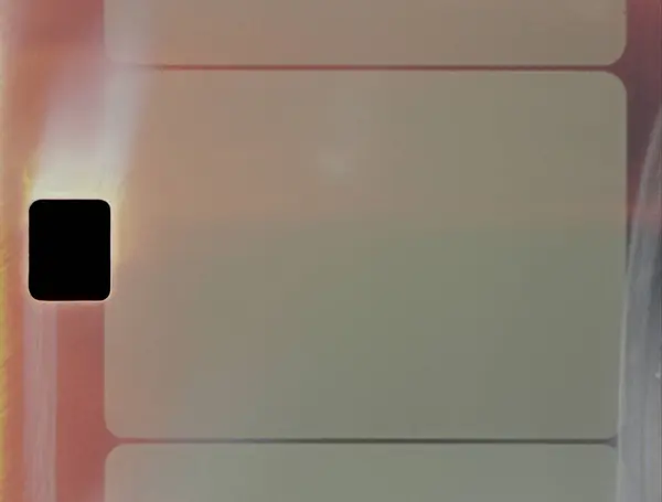 Yumuşak bir ışık sızıntısı ve sıcak film yanığı içeren gerçekçi film dokusu. Retro görsel projeler, kaplamalar ve klasik film estetiği için mükemmel. Klasik film çerçevesinde ışık sızıntısı olan film yanığı.