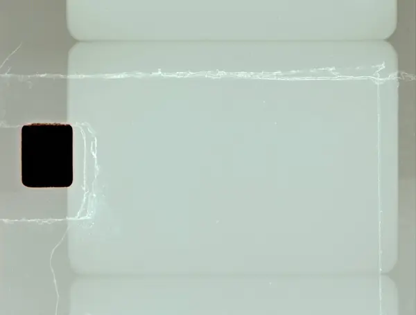 Yumuşak bir ışık sızıntısı ve sıcak film yanığı içeren gerçekçi film dokusu. Retro görsel projeler, kaplamalar ve klasik film estetiği için mükemmel. Klasik film çerçevesinde ışık sızıntısı olan film yanığı.