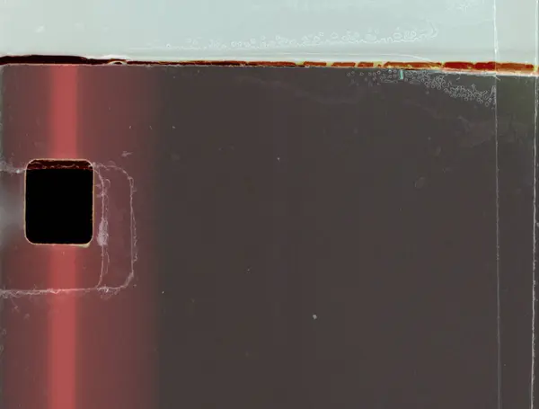 Yumuşak bir ışık sızıntısı ve sıcak film yanığı içeren gerçekçi film dokusu. Retro görsel projeler, kaplamalar ve klasik film estetiği için mükemmel. Klasik film çerçevesinde ışık sızıntısı olan film yanığı.