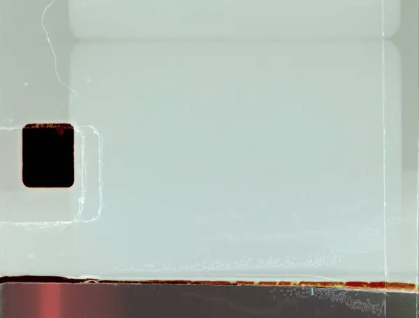 Yumuşak bir ışık sızıntısı ve sıcak film yanığı içeren gerçekçi film dokusu. Retro görsel projeler, kaplamalar ve klasik film estetiği için mükemmel. Klasik film çerçevesinde ışık sızıntısı olan film yanığı.