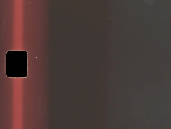 Yumuşak bir ışık sızıntısı ve sıcak film yanığı içeren gerçekçi film dokusu. Retro görsel projeler, kaplamalar ve klasik film estetiği için mükemmel. Klasik film çerçevesinde ışık sızıntısı olan film yanığı.