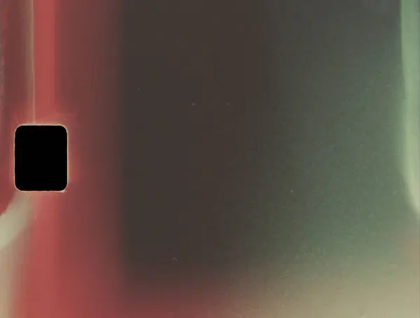 Yumuşak bir ışık sızıntısı ve sıcak film yanığı içeren gerçekçi film dokusu. Retro görsel projeler, kaplamalar ve klasik film estetiği için mükemmel. Klasik film çerçevesinde ışık sızıntısı olan film yanığı.