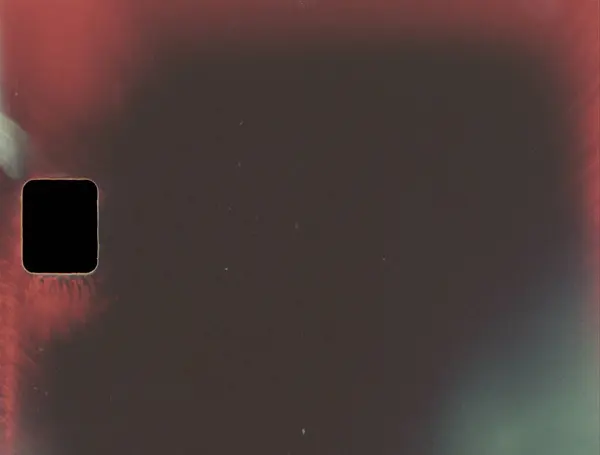 Yumuşak bir ışık sızıntısı ve sıcak film yanığı içeren gerçekçi film dokusu. Retro görsel projeler, kaplamalar ve klasik film estetiği için mükemmel. Klasik film çerçevesinde ışık sızıntısı olan film yanığı.