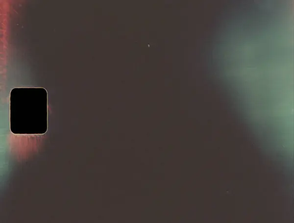 Yumuşak bir ışık sızıntısı ve sıcak film yanığı içeren gerçekçi film dokusu. Retro görsel projeler, kaplamalar ve klasik film estetiği için mükemmel. Klasik film çerçevesinde ışık sızıntısı olan film yanığı.