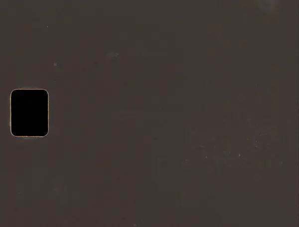 Yumuşak bir ışık sızıntısı ve sıcak film yanığı içeren gerçekçi film dokusu. Retro görsel projeler, kaplamalar ve klasik film estetiği için mükemmel. Klasik film çerçevesinde ışık sızıntısı olan film yanığı.