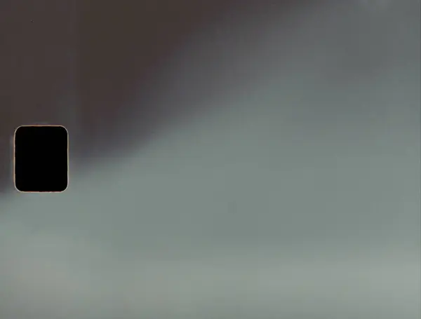 Yumuşak bir ışık sızıntısı ve sıcak film yanığı içeren gerçekçi film dokusu. Retro görsel projeler, kaplamalar ve klasik film estetiği için mükemmel. Klasik film çerçevesinde ışık sızıntısı olan film yanığı.